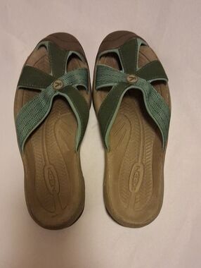Keen Women’s Green Cross-Strap Slide Sandals